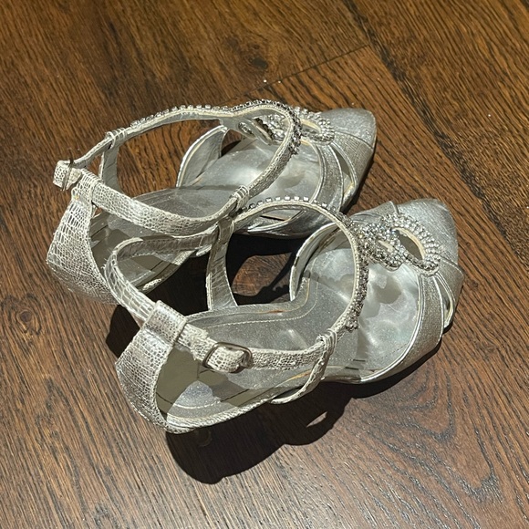 Set of matching silver Aldo heels and Le Chateau clutch - Picture 3 of 7